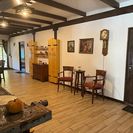 Conacul Lui Patrick Hotel Poenari Bagian luar foto