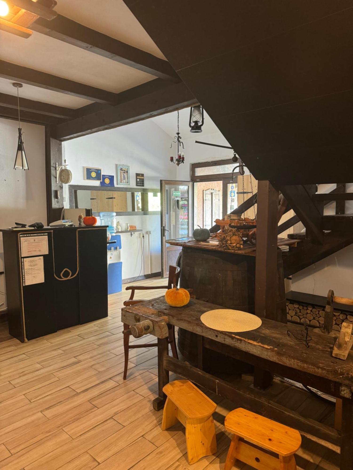 Conacul Lui Patrick Hotel Poenari Bagian luar foto