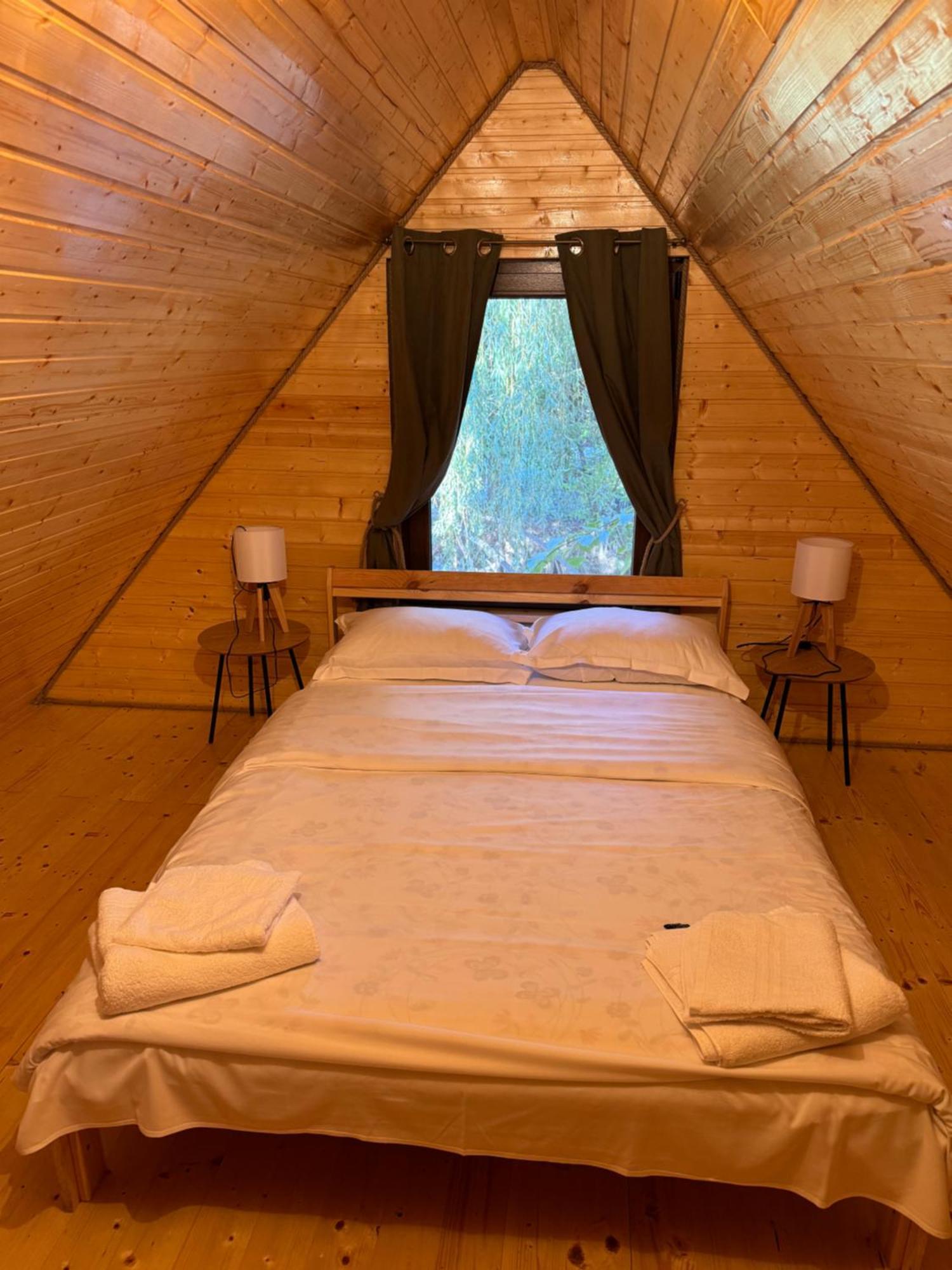 Conacul Lui Patrick Hotel Poenari Bagian luar foto