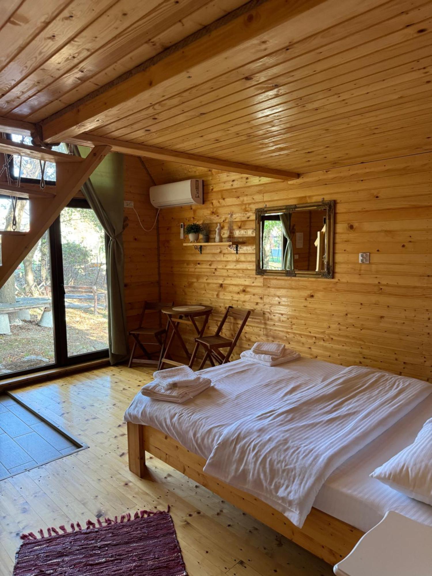 Conacul Lui Patrick Hotel Poenari Bagian luar foto