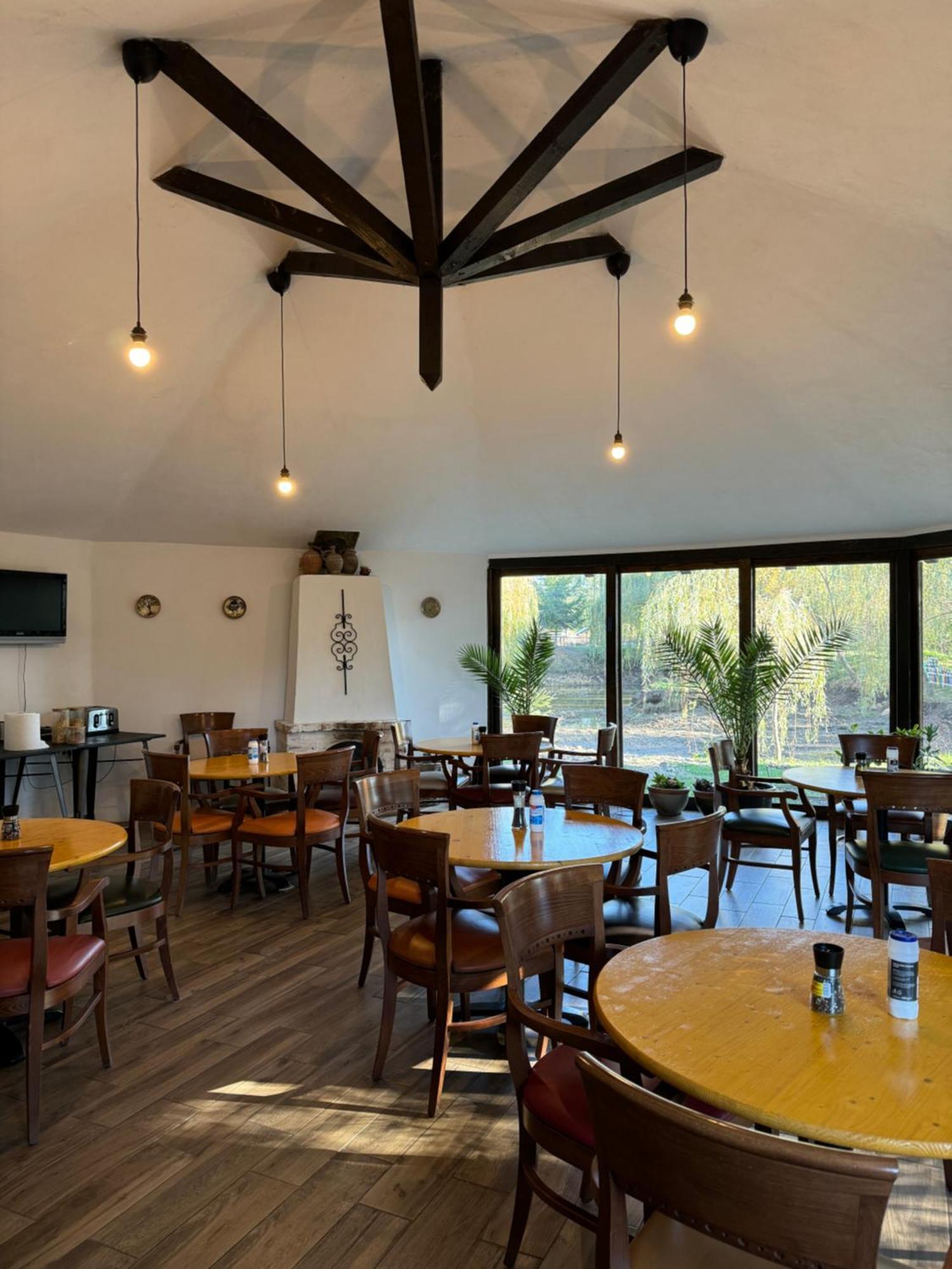 Conacul Lui Patrick Hotel Poenari Bagian luar foto